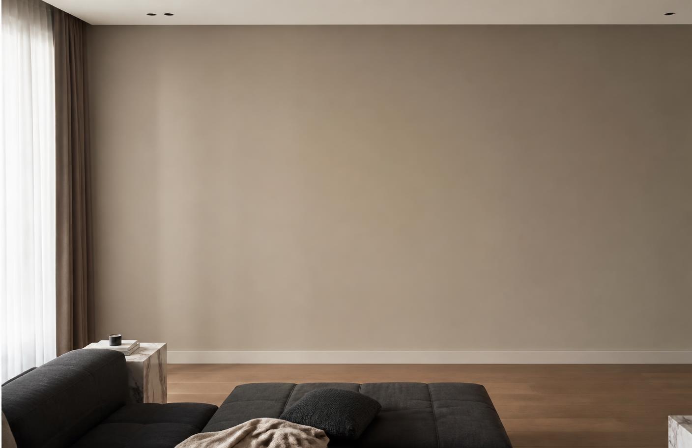 Uygulama öncesi düz boyalı salon duvarı